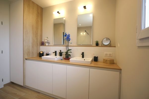Rénovation d’une salle de bain, alliance du bois et du blanc
